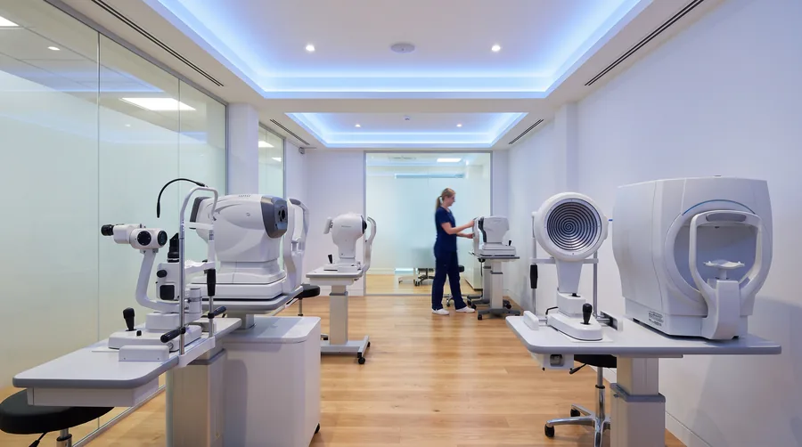 Oftalmologista realizando exame ocular com lâmpada de fenda — Visare Hospital de Olhos, Presidente Prudente/SP