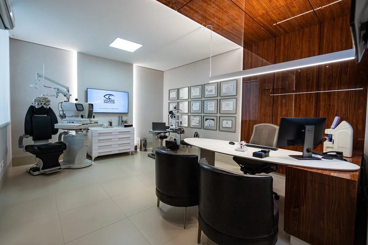 Consultório oftalmológico do Visare Hospital de Olhos com equipamentos modernos