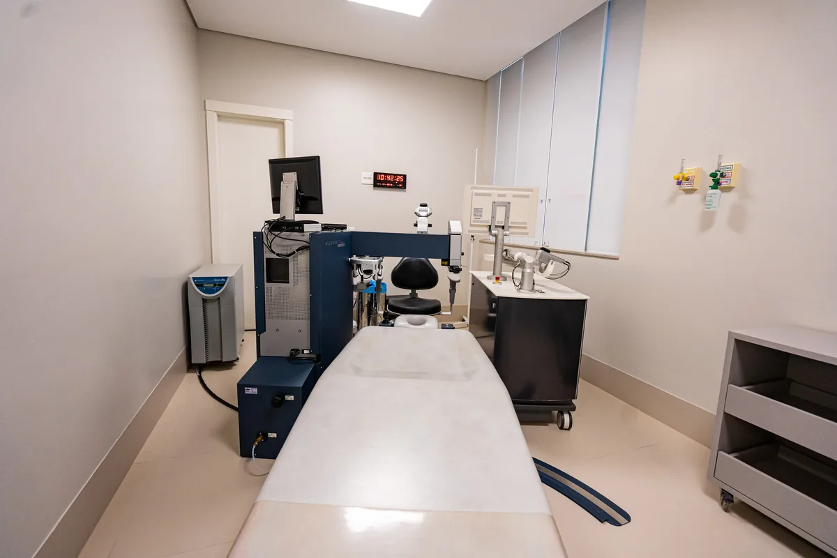 Sala de procedimentos com laser para cirurgia ocular no Visare Hospital de Olhos